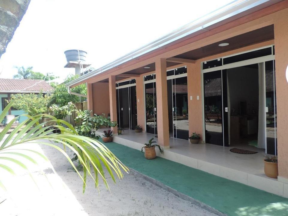 A fachada ou entrada em Pousada Ilha do Mel