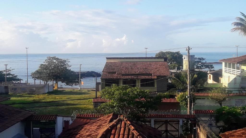 Cette maison offre une vue sur l'océan. dans l'établissement Casa do SOL, à Guarapari