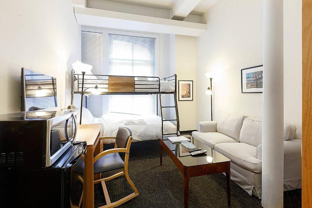 ein Wohnzimmer mit einem Sofa und einem Bett in der Unterkunft Studio Ready 4 Students & Traveling Professionals! 310 in Boston