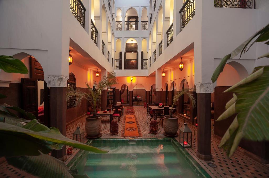 einem Pool in der Mitte eines Gebäudes mit Pflanzen in der Unterkunft Riad Khabia & Spa in Marrakesch