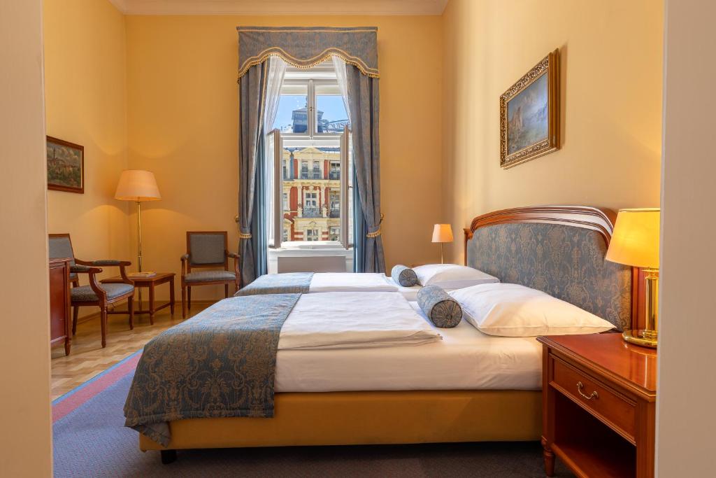 Postel nebo postele na pokoji v ubytování Grandhotel Pupp