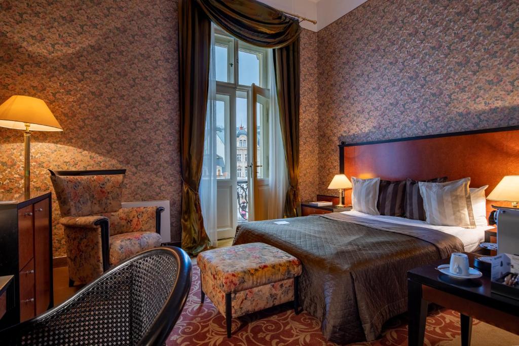 Postel nebo postele na pokoji v ubytování Grandhotel Pupp