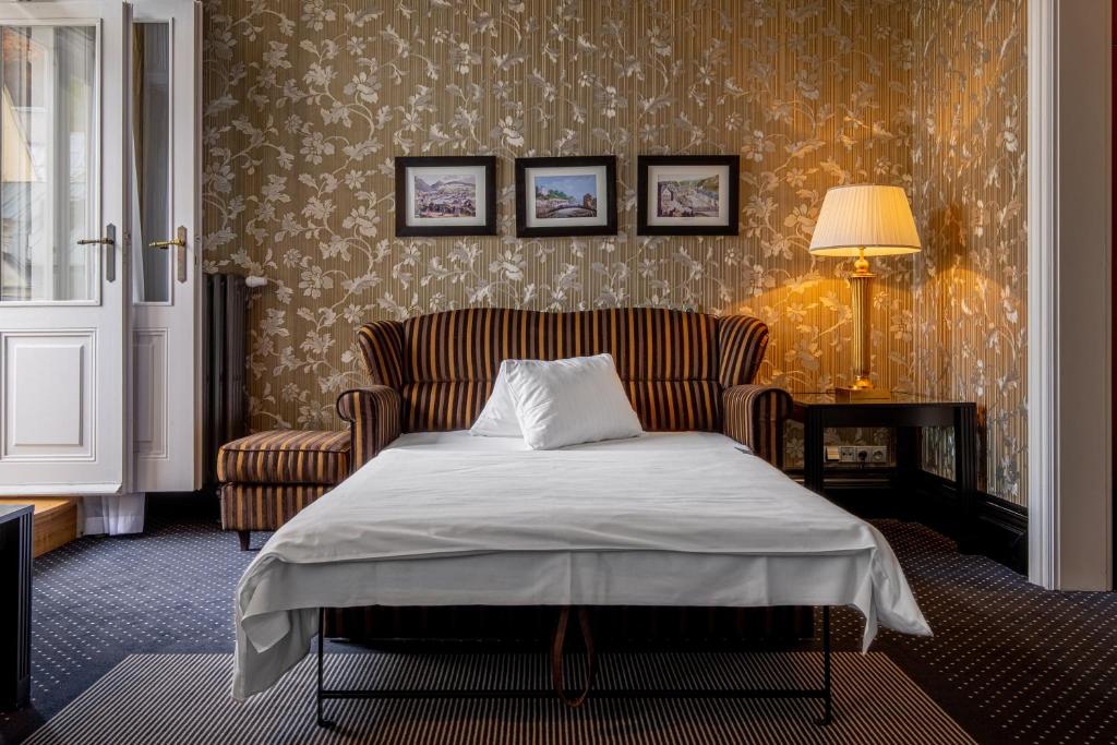 Postel nebo postele na pokoji v ubytování Grandhotel Pupp