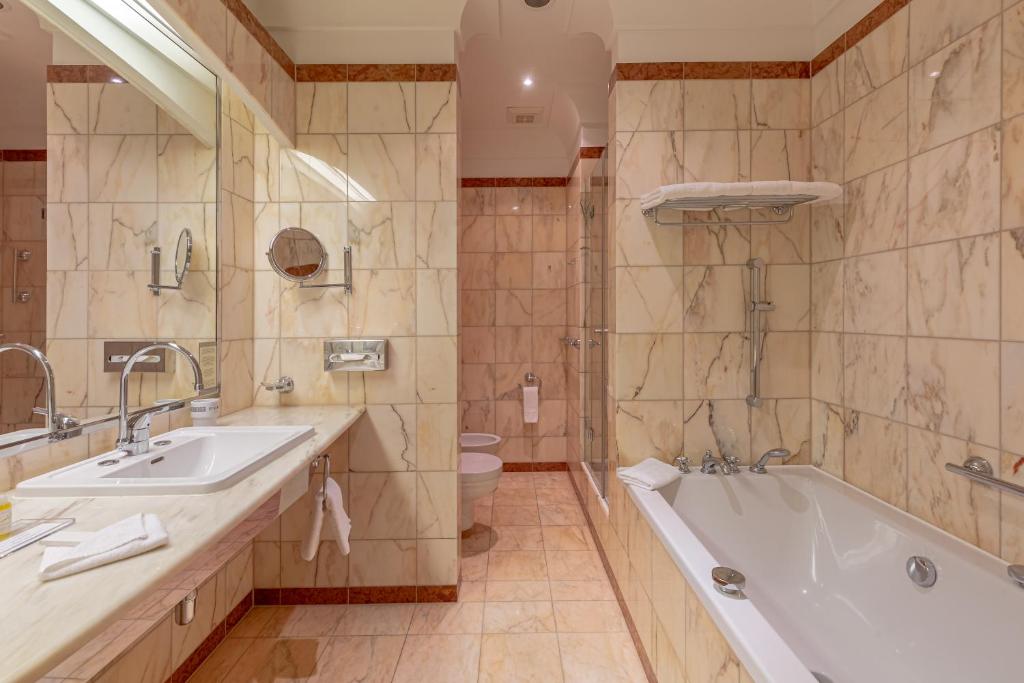 Koupelna v ubytování Grandhotel Pupp