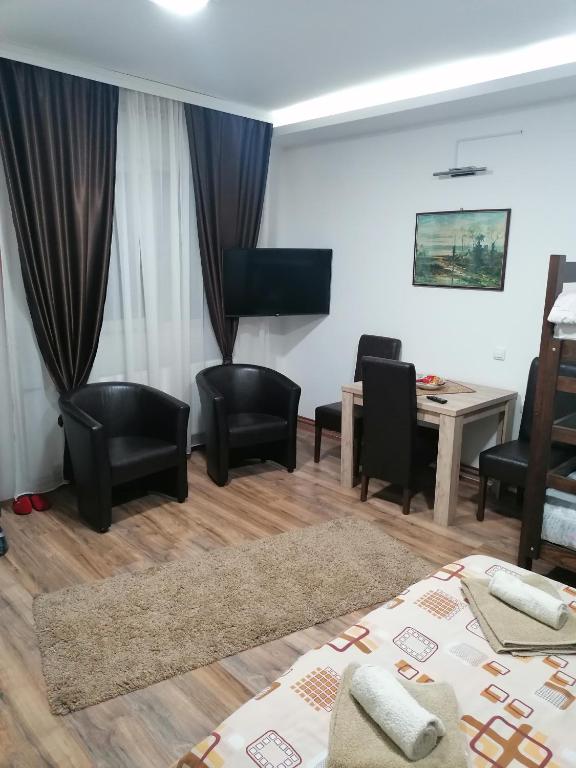 TV a/nebo společenská místnost v ubytování Prenoćište Day Holiday