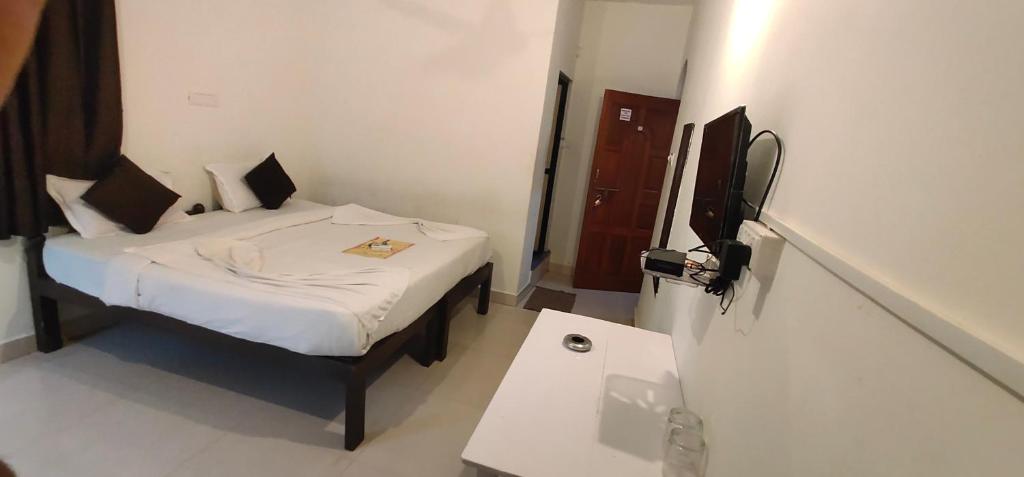 Postel nebo postele na pokoji v ubytování RJ14 Accommodations at Baga Beach