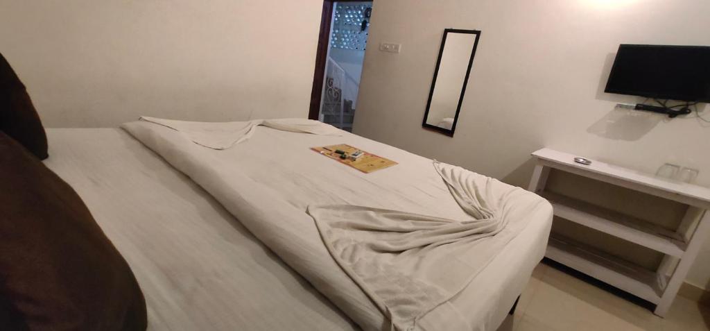 Postel nebo postele na pokoji v ubytování RJ14 Accommodations at Baga Beach