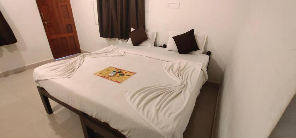 Postel nebo postele na pokoji v ubytování RJ14 Accommodations at Baga Beach