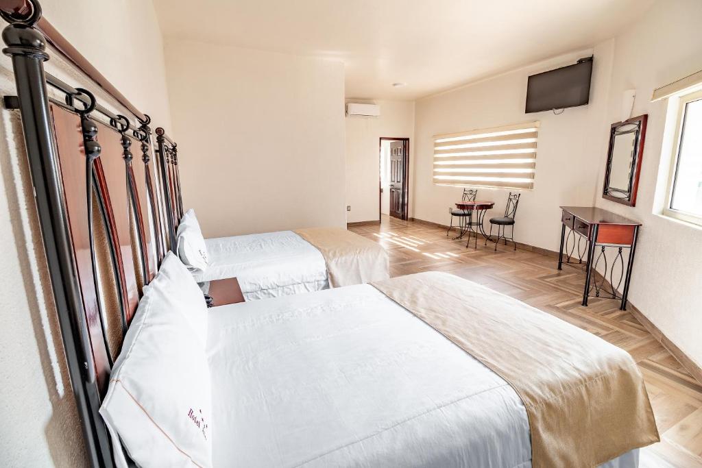 Postel nebo postele na pokoji v ubytování Hotel Alcazar - Guadalajara Centro Historico