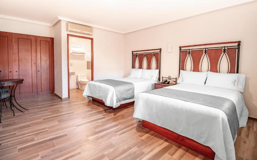Postel nebo postele na pokoji v ubytování Hotel Alcazar - Guadalajara Centro Historico