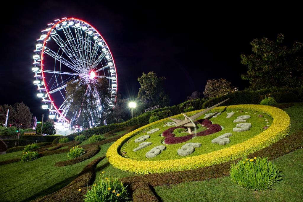 Un jardín fuera de Hotel Les Arcades