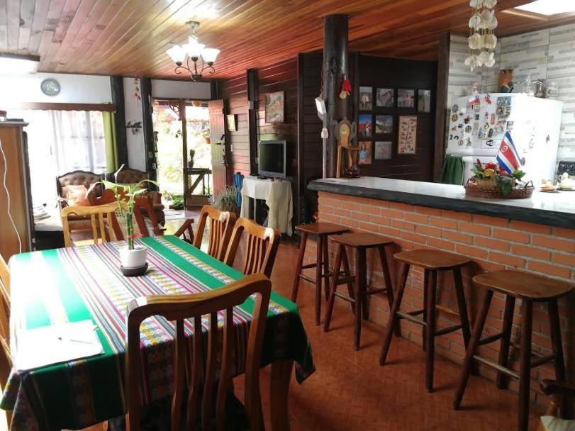 Restaurace v ubytování Casa Irazú