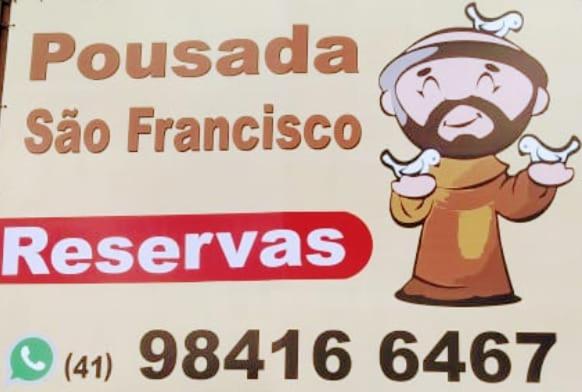 Ein Schild für einen puchada san francisco mit einem Mann. in der Unterkunft Pousada São Francisco in Morretes