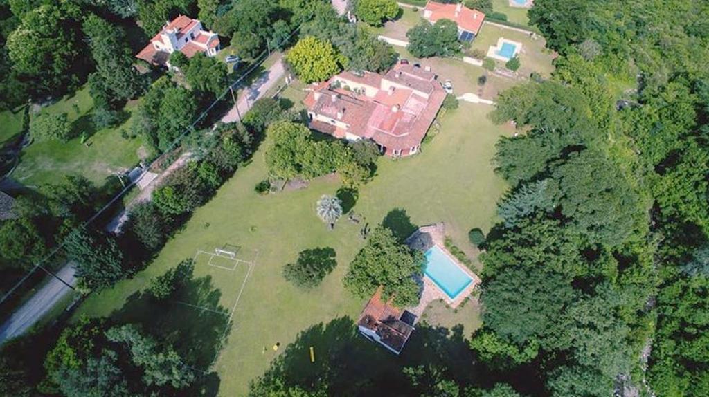 an aerial view of a large house with a yard at Las Camelias Casa de Campo en San Lorenzo, Salta in Salta