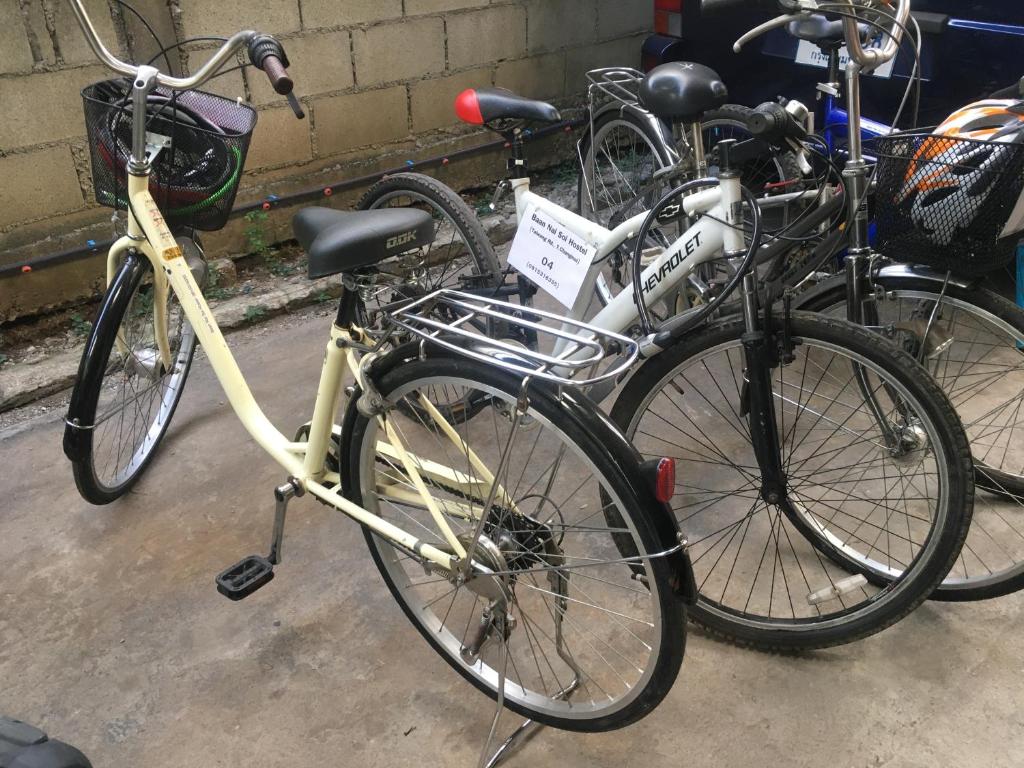 um grupo de bicicletas estacionadas um ao lado do outro em Baan Nai Soi Mini Hotel em Chiang Mai