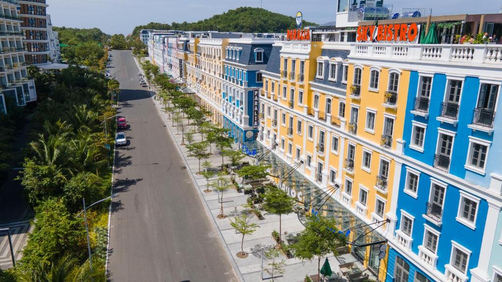 uma vista aérea de uma rua com edifícios coloridos em Paralia Khem Beach Phu Quoc Hotel em Phu Quoc