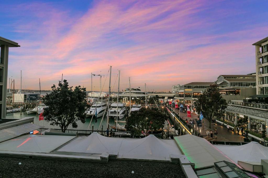 Glamorous Getaway - Heart of the Viaduct 'Quays' - Resim 3