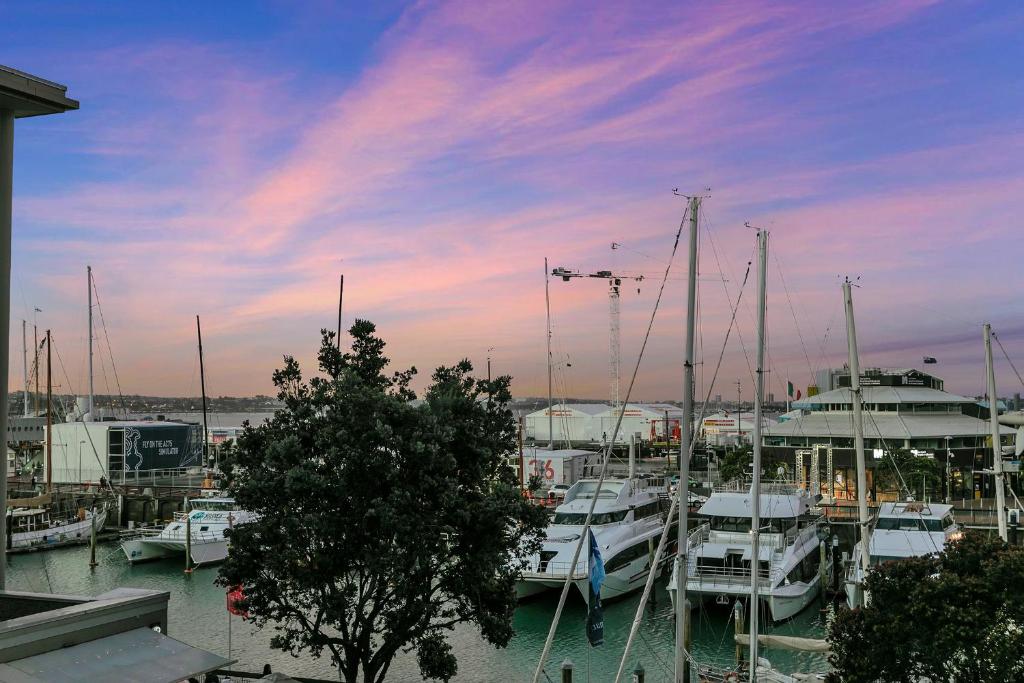 Glamorous Getaway - Heart of the Viaduct 'Quays' - Resim 4