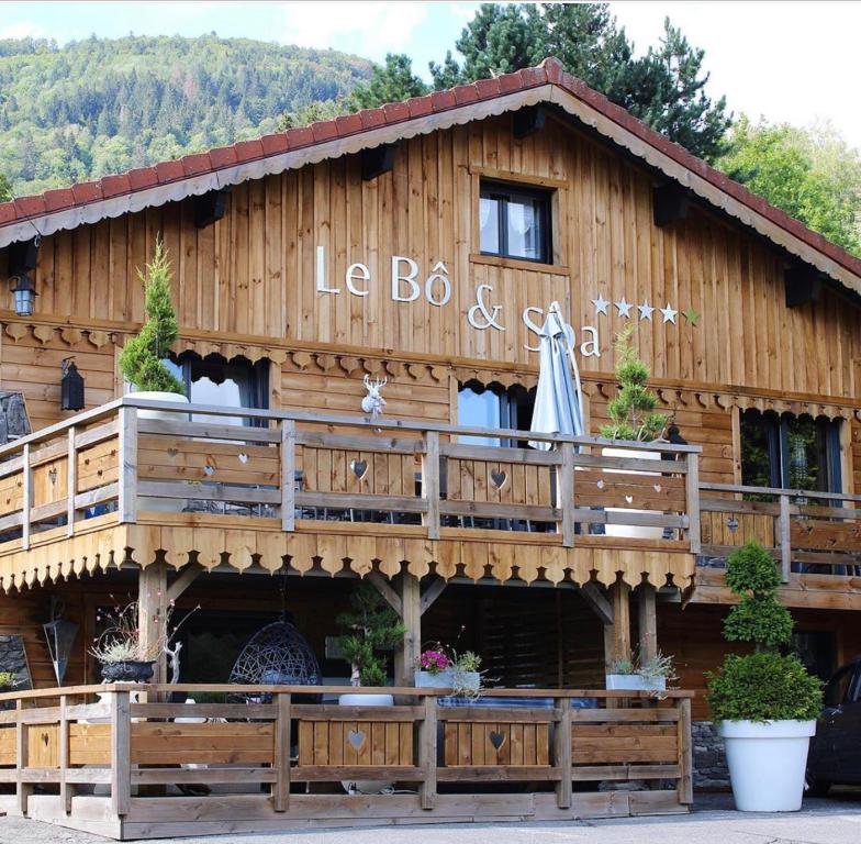 un grand bâtiment en bois avec un panneau. dans l'établissement Chalet le Bô & Spa, à Bussang