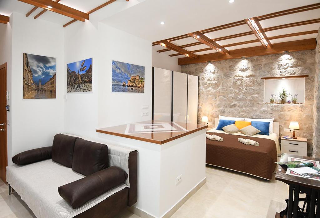 1 dormitorio con 1 cama y escritorio en una habitación en Studio Apartment San Marino in Dubrovnik en Dubrovnik
