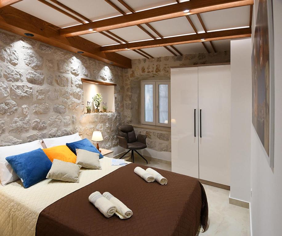 Studio Apartment San Matteo in Dubrovnik في دوبروفنيك: غرفة نوم بسرير كبير عليها مناشف