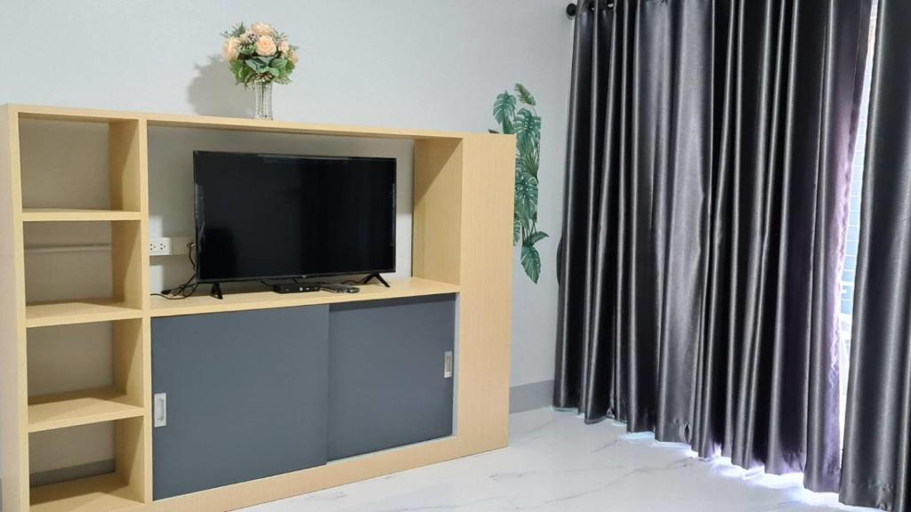 TV a/nebo společenská místnost v ubytování สวนเมืองจันท์ รีสอร์ท