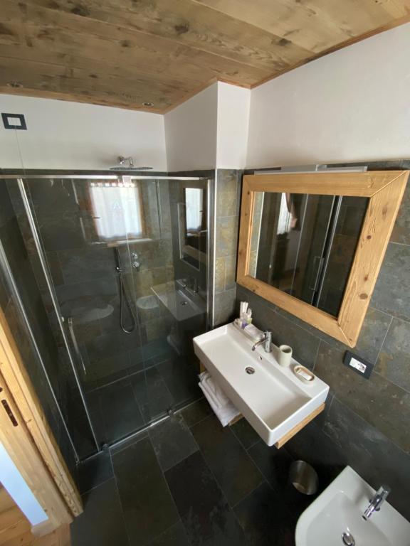 a bathroom with a sink and a shower at Hotel da Beppe Sello in Cortina dʼAmpezzo