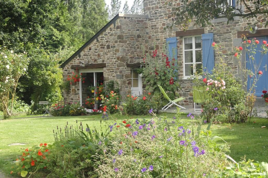 una casa de piedra con flores delante en studio entre Mt-St-Michel et St- Malo, en Dol-de-Bretagne