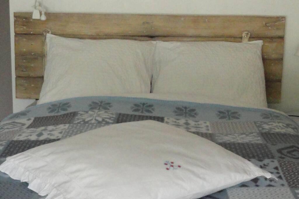 Una cama o camas en una habitaci&oacute;n de studio entre Mt-St-Michel et St- Malo