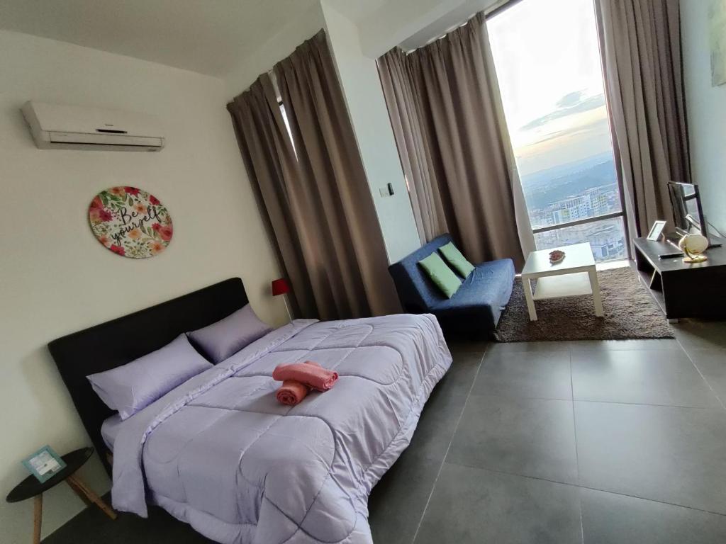 un dormitorio con una cama con un animal de peluche en Ava Empire Damansara Modern High Floor Great Views, en Petaling Jaya