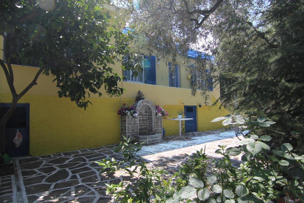 una casa amarilla con una puerta delante de ella en Joanna's House, en Skala Kallirakhis