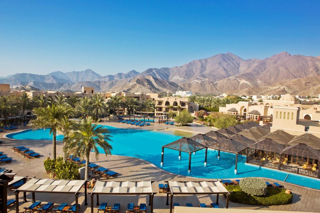 Bazén v ubytování Miramar Al Aqah Beach Resort nebo v jeho okolí