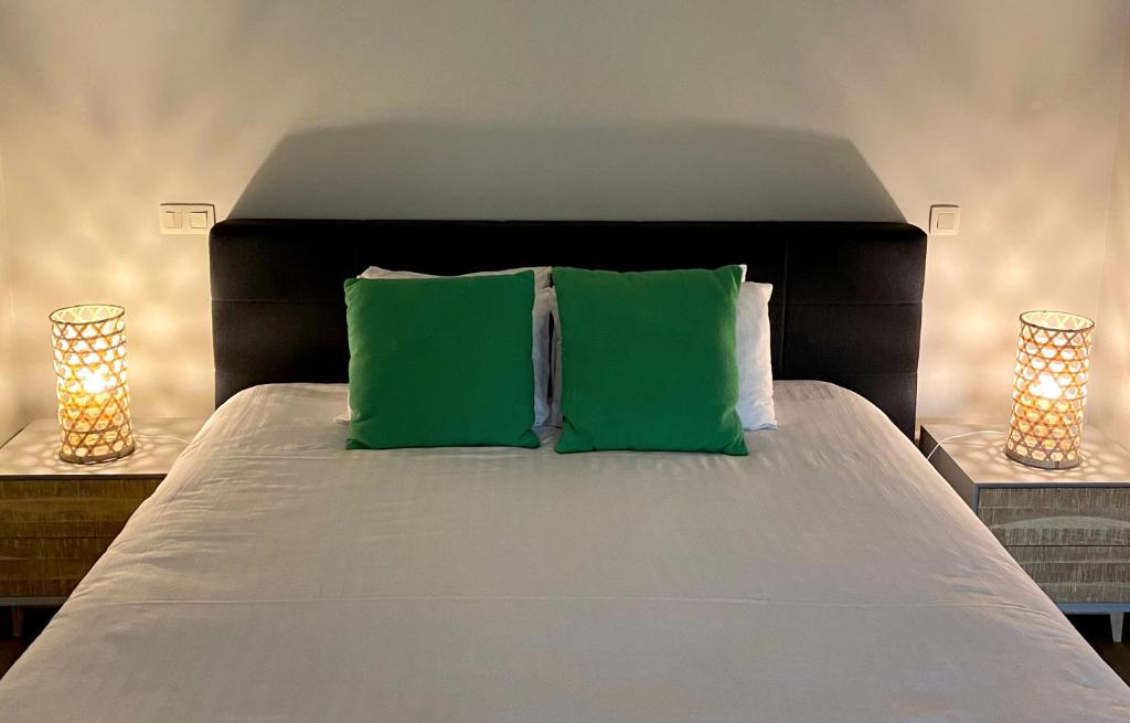 Postel nebo postele na pokoji v ubytování Hôtel WELLNESS EAU DE ROCHE Durbuy