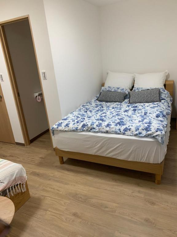 Postel nebo postele na pokoji v ubytování GUEST HOUSE TOKAI nagaragawa