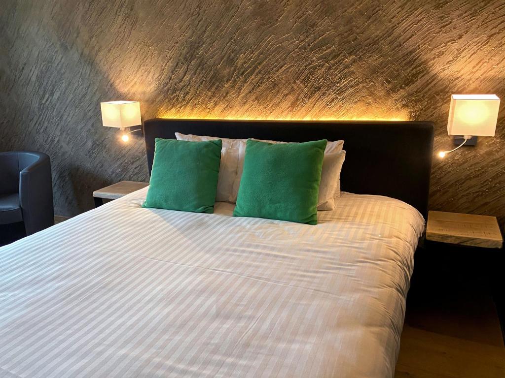 Postel nebo postele na pokoji v ubytování Hôtel WELLNESS EAU DE ROCHE Durbuy