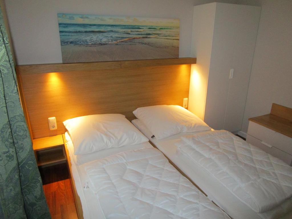 Postel nebo postele na pokoji v ubytování Ferienwohnung Ginster mit eigener Sauna