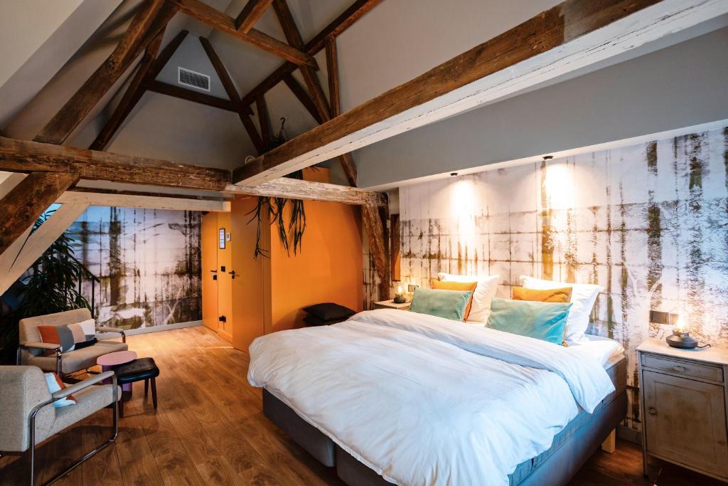 1 dormitorio con 1 cama grande en una habitación en Daen’s Greenhouse, en Utrecht
