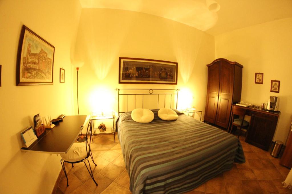 B&B Corte Barocca في ليتشي: غرفة نوم عليها سرير ووسادتين