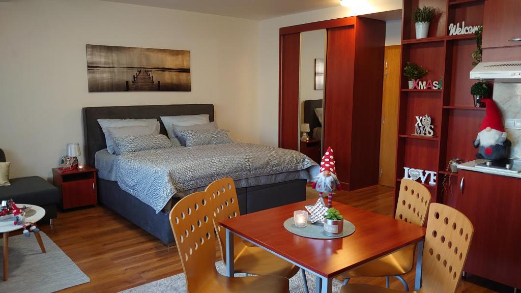 Schlafzimmer mit einem Bett, einem Tisch und Stühlen in der Unterkunft Apartmán Patris 40 in Tatranska Strba