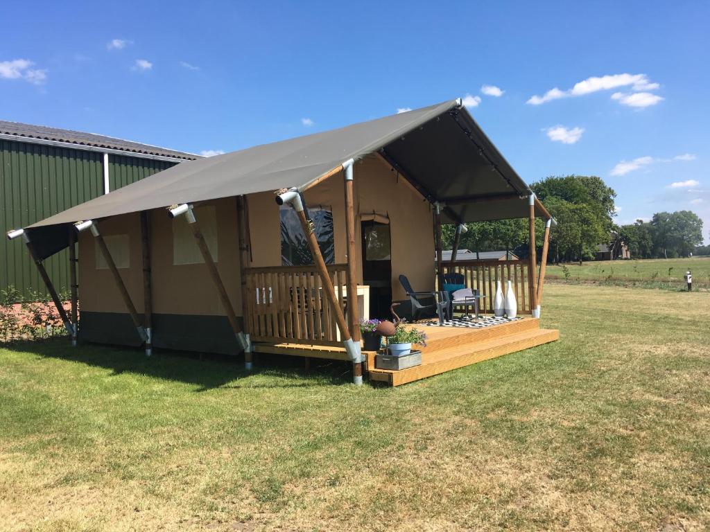 Budova, kde se the luxury tent nachází