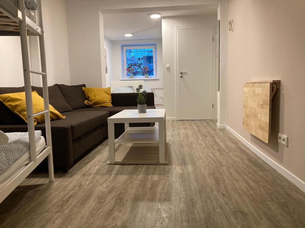 uma sala de estar com um sofá e uma mesa em Modernes Apartment Nr1 nahe Reeperbahn bis 4 Personen em Hamburgo