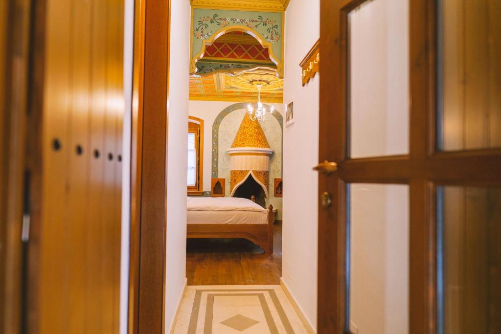 um corredor com um quarto com uma cama em Argjiro Traditional em Gjirokastër