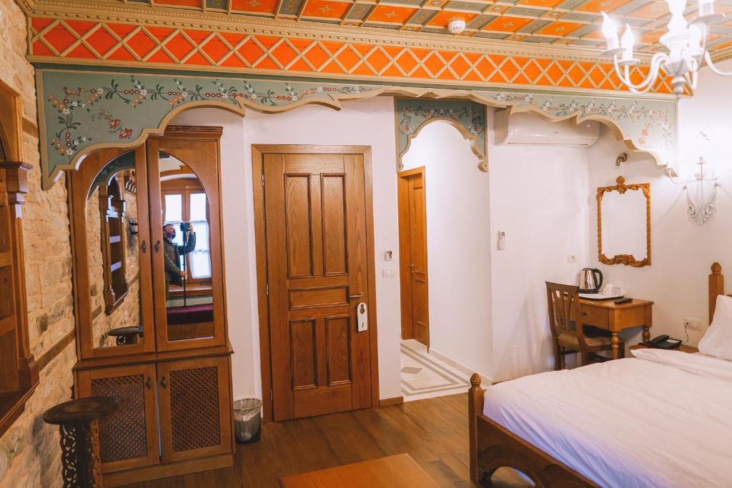 Postel nebo postele na pokoji v ubytování Argjiro Traditional