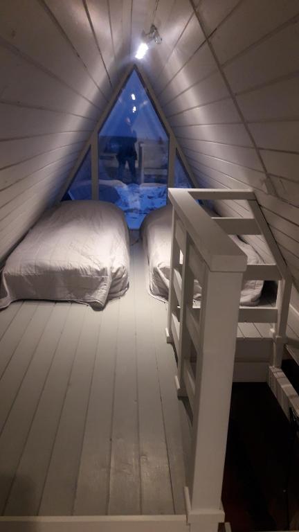 Habitación pequeña con cama y ventana en Karemajat superb cottage, en Ylitornio