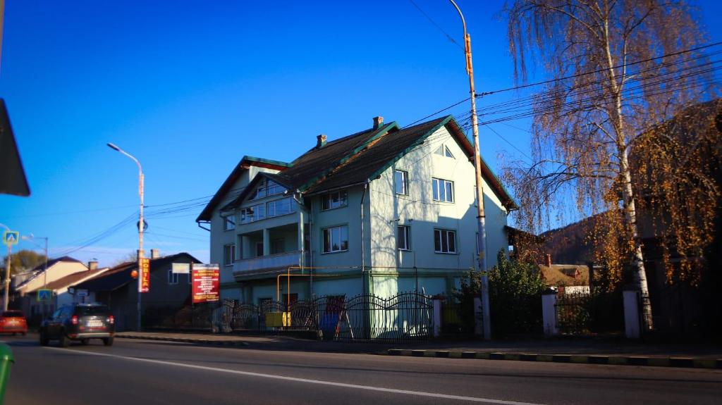 グラ・フモルルイにあるCasa in Bucovinaの通り側の青白家屋