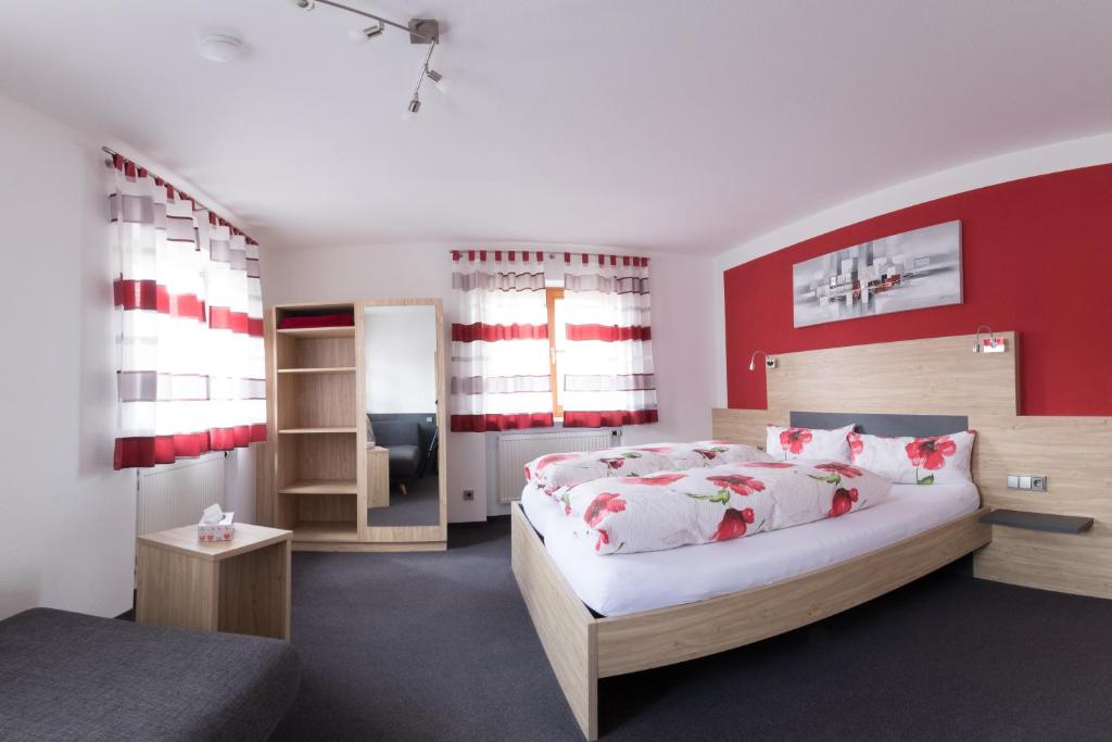 Postel nebo postele na pokoji v ubytování Gästehaus Sonner
