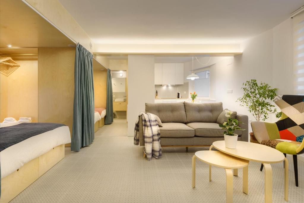 パンティコサにあるLoft Casa Berdonのベッドとソファ付きのホテルルーム
