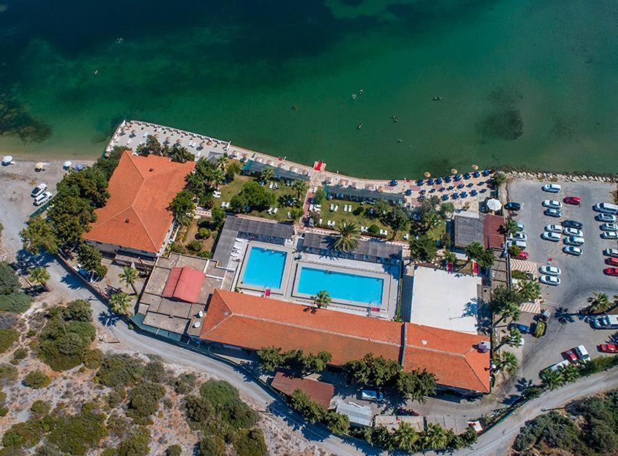 切什梅的住宿－Sifne Thermal Otel，享有带游泳池的度假村的空中景致