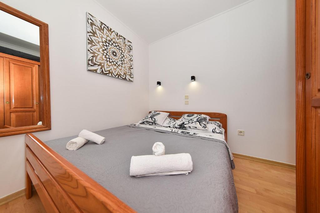 Un dormitorio con una cama con toallas. en Apartments Liljana Privlaka, en Privlaka