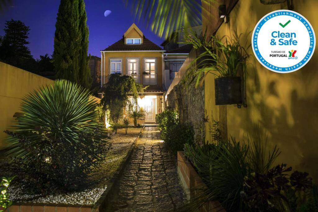 a house with a sign that says clean and sale at Cedofeita Village Porto in Porto